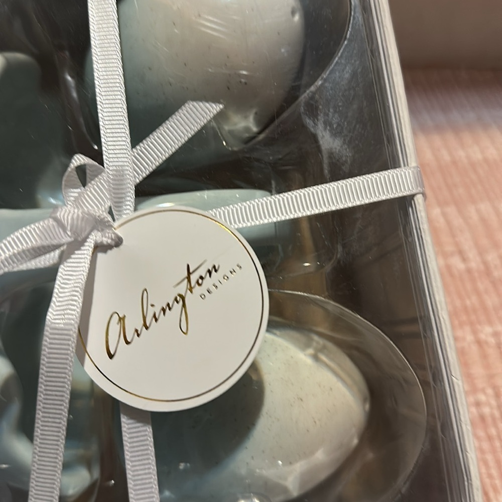 Arlington blue/white salt & pepper shakers Easter - Picture 6 of 7